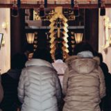 神社参拝する人々